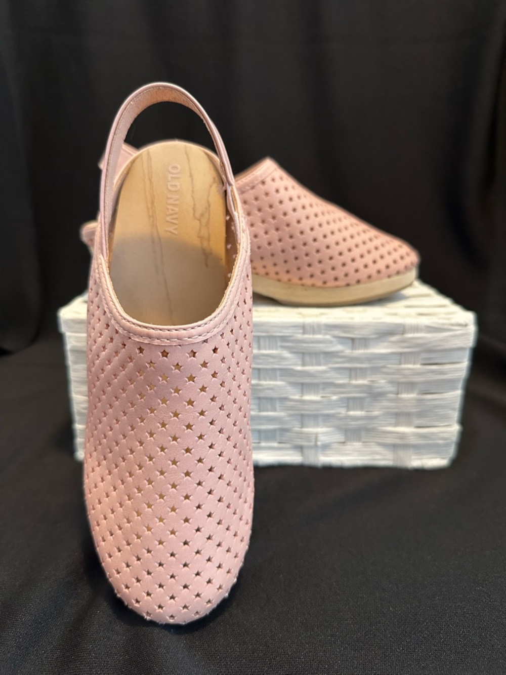 Old Navy Girl’s Sz. 3 Blush Pink Perforated Star  Clogs